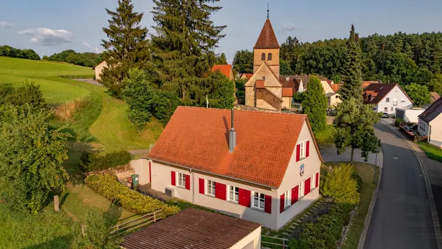 Dorfhaus und Kirche Wernsbach