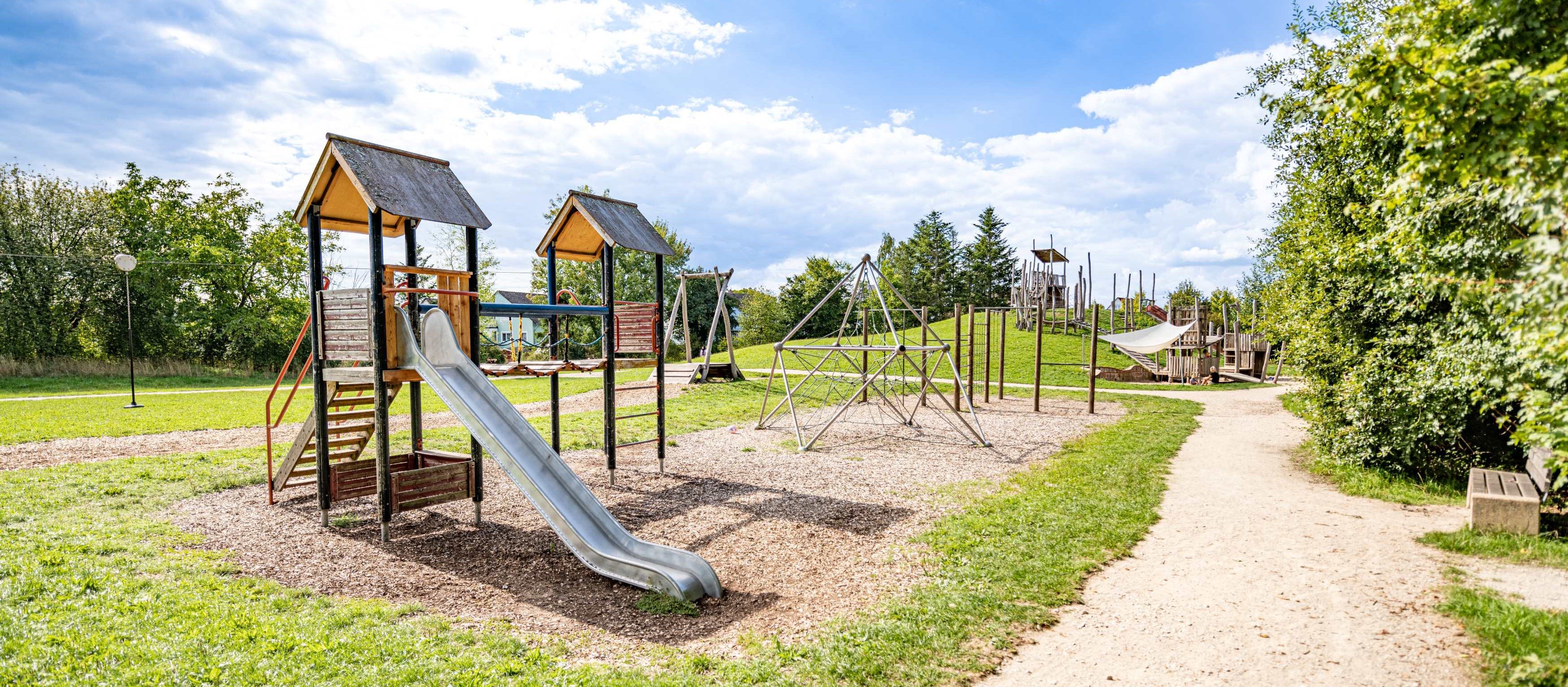 Abenteuerspielplatz mit Geräten